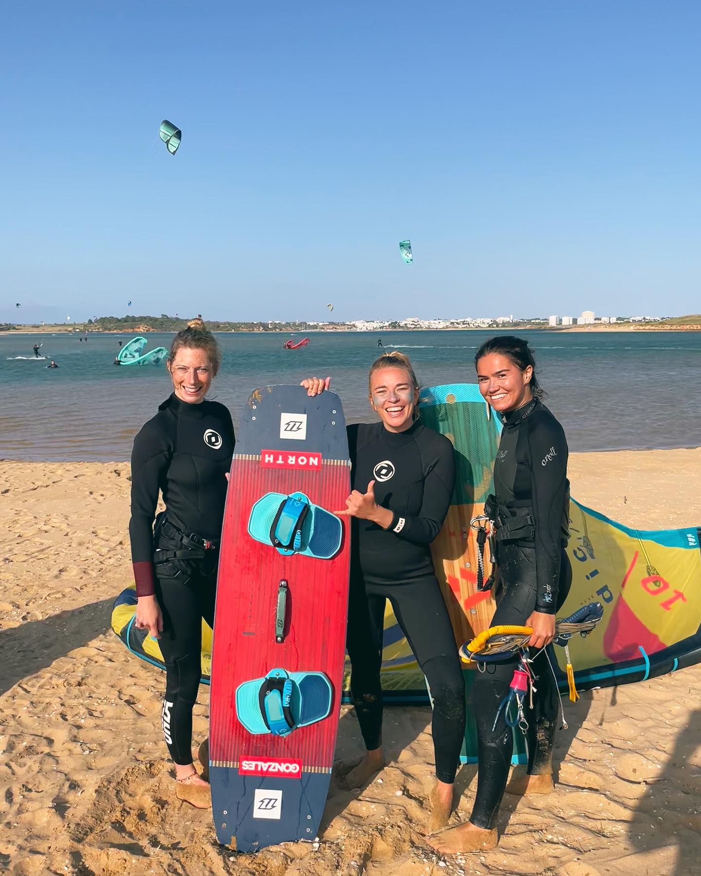 Kitesurfing in the Algarve at Alvor Lagoon during 7-day Ocean Spirits Kite Camp, where you stay in the Ocean Spirits Lodge, including 5 days of kitesurf lessons (15h).