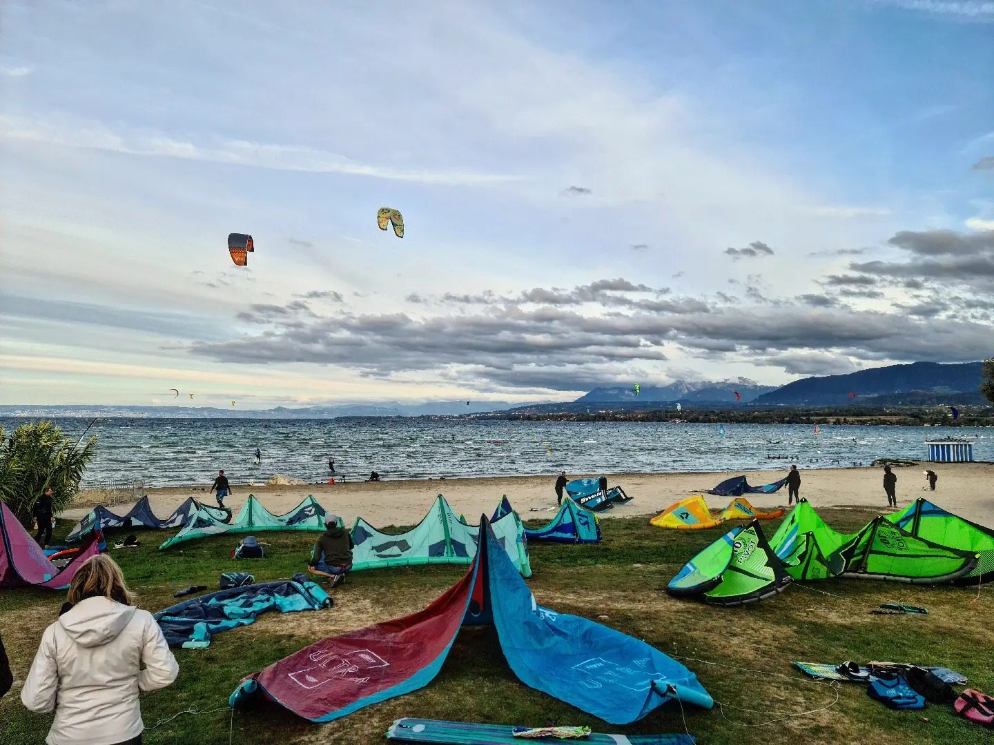Camping La Pinède right at kite spot Excenevex at Lake Geneva whith a glamping stay or chalet. Perfect for kitesurfers.