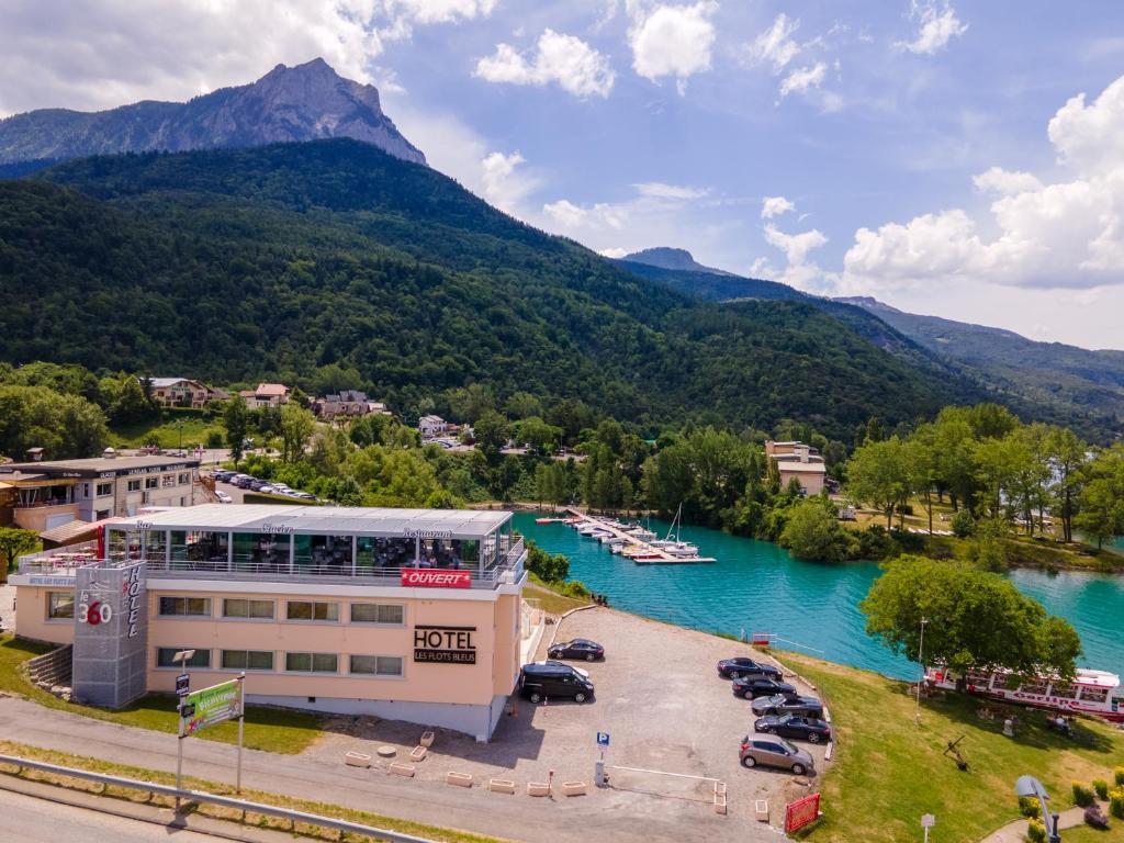 Les Flots Bleus at Lac de Serre-Ponçon, perfect for kitesurfing vacations.
