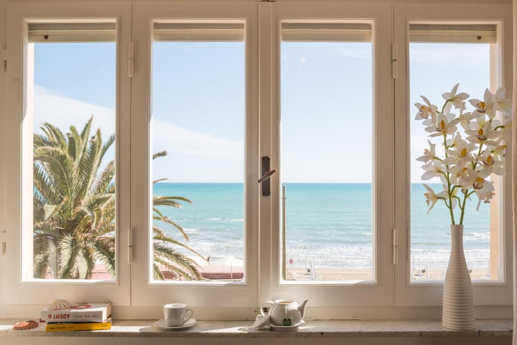 Stay at B&B Livia within steps of the beach at Castiglione della Pescaia to kitesurf after a 7 min walk.