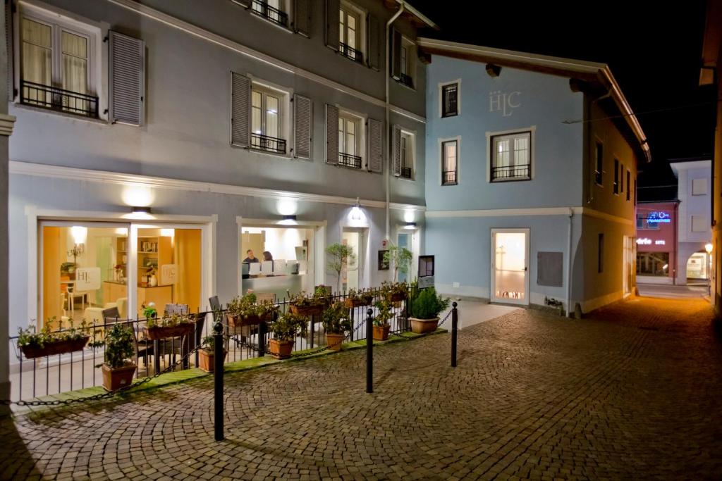 Stay at Hotel Lago di Como a 12 min walk away from kitesurf spot Colico at Lake Como, Italy