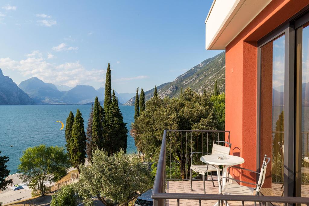 Stay at Hotel Oasi Beach in Navene, Italy, 4 min walk from the kitesurf spot Malcesine.