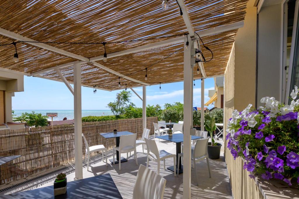 Stay Hotel Perla is within steps of the beach at Castiglione della Pescaia and kitesurf after a 7 min walk.