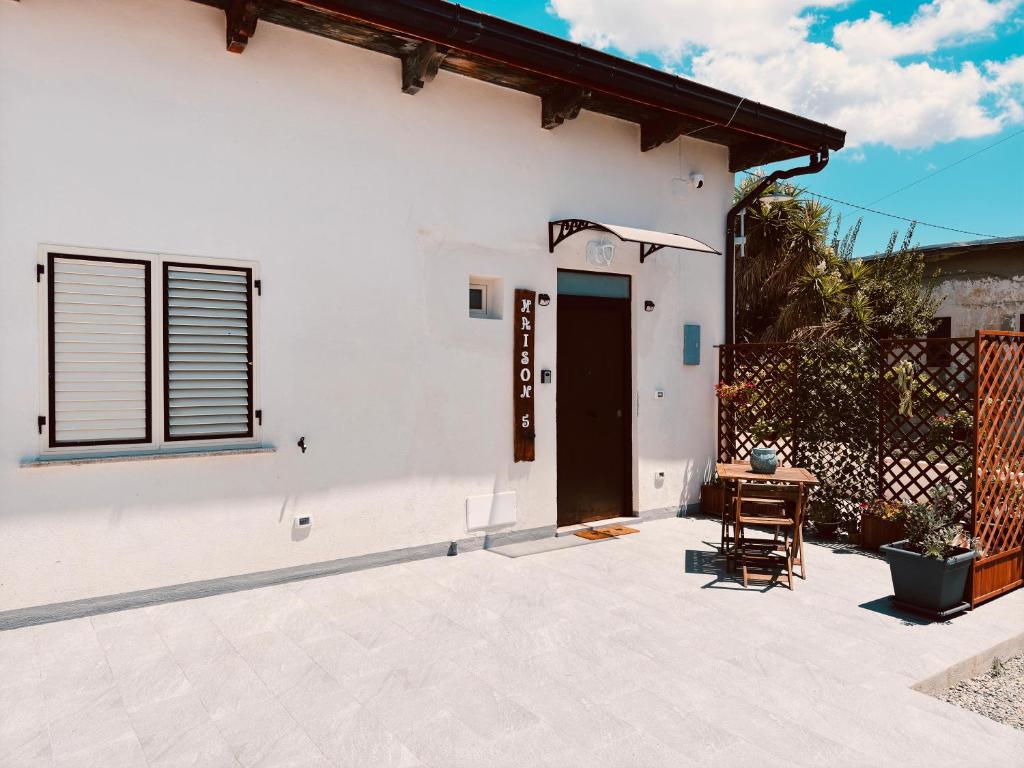 Maison 5 a place to stay and enjoy the best kitesurfing in Pellaro, Italy.