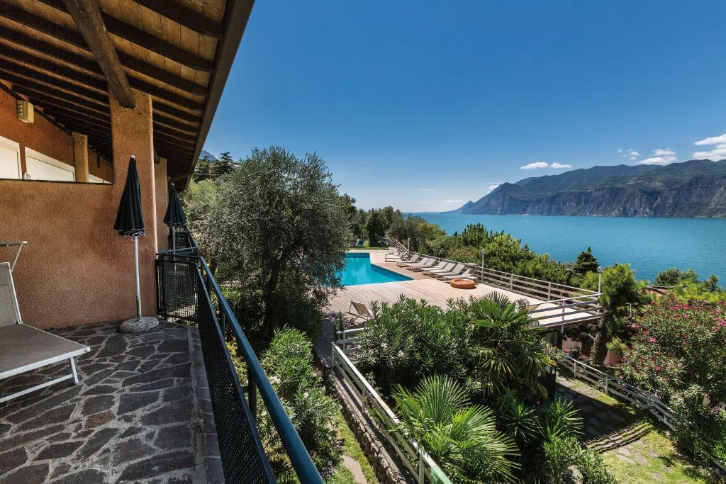 Stay at Residence Parco Lago di Garda in Campagnola, Italy, 9 min walk from the kitesurf spot.