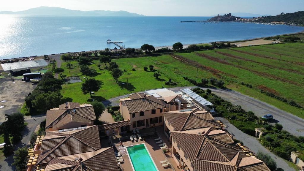 Stay in southern Toscana at Talamone at Residence Talamone Il Poderino just a 5 min walk from the kitesurfing spot.