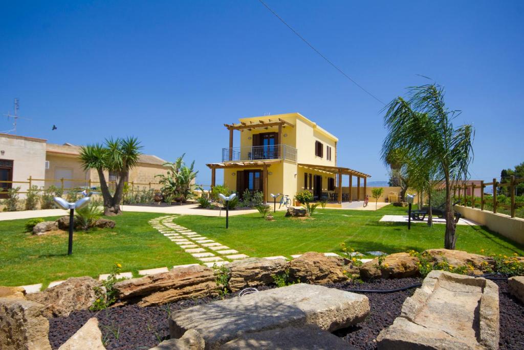 Visit Lo Stagnone, Sicily and find great accomodation Villa del Vento.