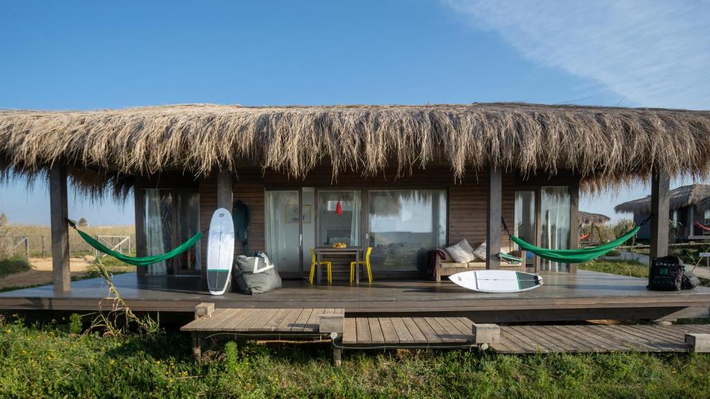 Kitesurf accomodation Windresort with tents, bungalows or rooms in Puzziteddu Sicily to enjoy the ocean breeze.