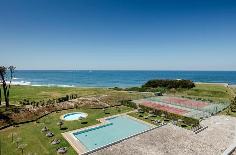 Stay at Axis Ofir Beach Resort Hotel in Fão Esposende, Portugal, 5 min bike ride from the Esposende kitesurf spot.