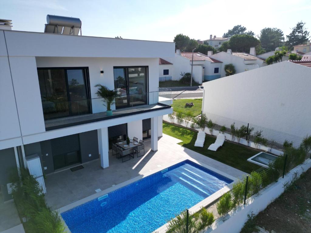 Stay at Beach House by the Lagoon - Piscina Privada in Obidos, Portugal, 9 min walk from the Obidos Lagoon kitesurf spot.