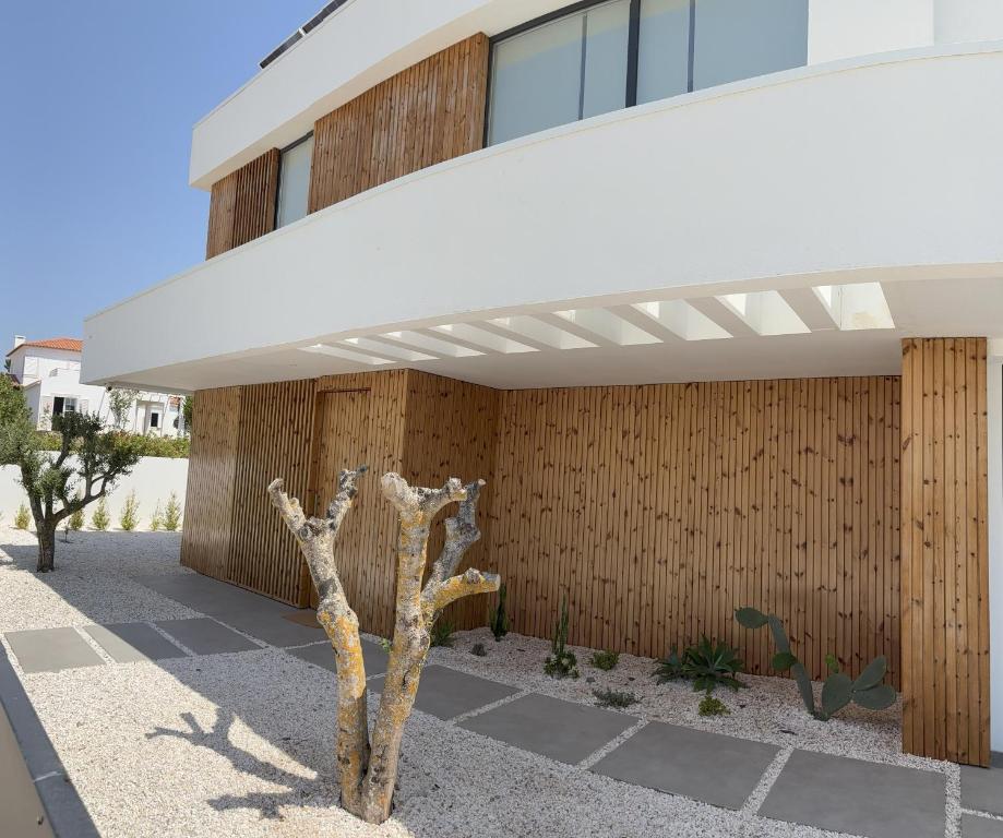 Stay at Casa 28 in Lagoa de Albufeira, Portugal, 11 min walk from kitesurf spot Lagoa de Albufeira.