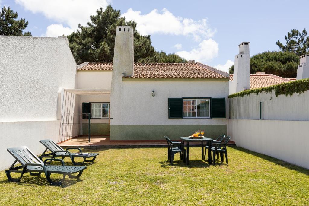 Stay at Casa do Remo in Obidos, Portugal, 14 min walk from the Obidos Lagoon kitesurf spot.
