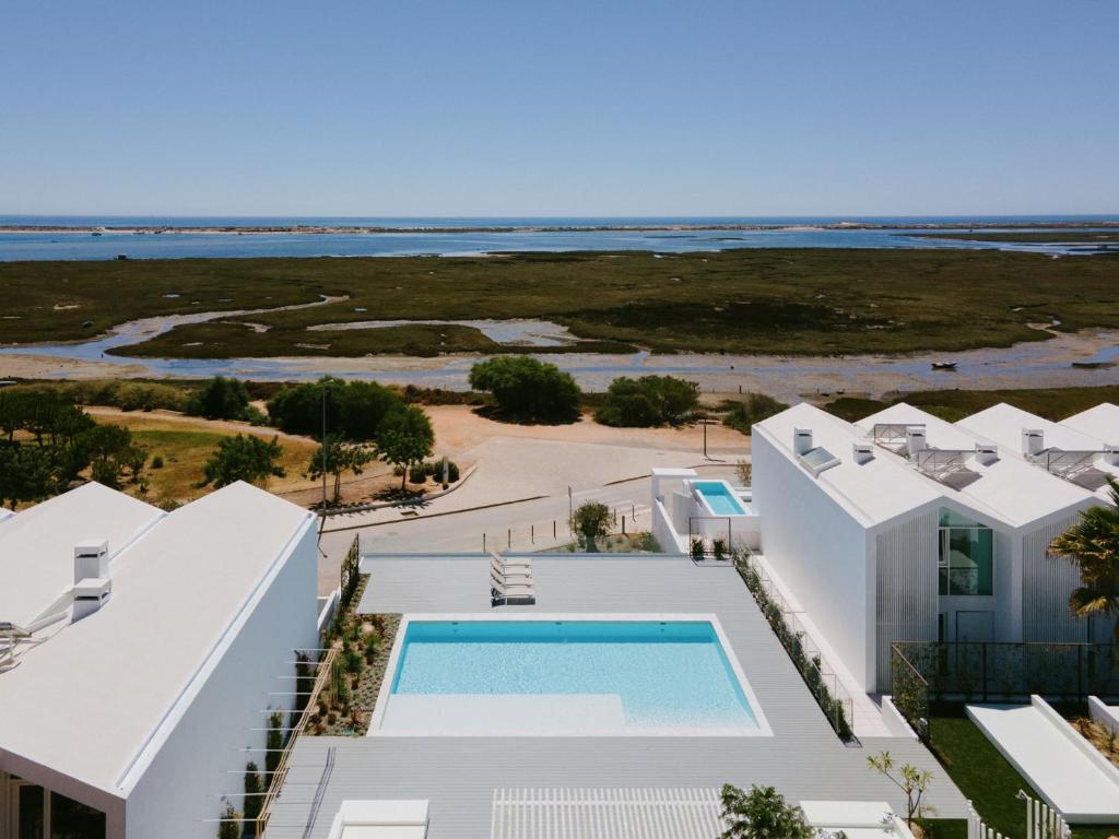 Stay at Casas de Sal in Fuseta, 8 min walk from kitesurf spot Fuseta Lagoon.