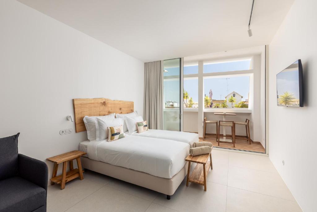 Stay at Estúdios Loreto in Fuseta, 9 min walk from kitesurf spot Fuseta Lagoon.