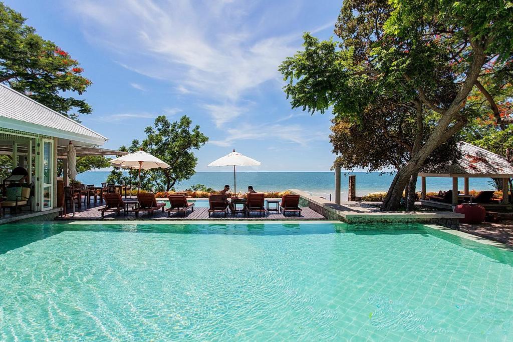 Baan Bayan Hua Hin is a beachfront hotel with pool with many kitesurfers in front of the hotelbeach waters.