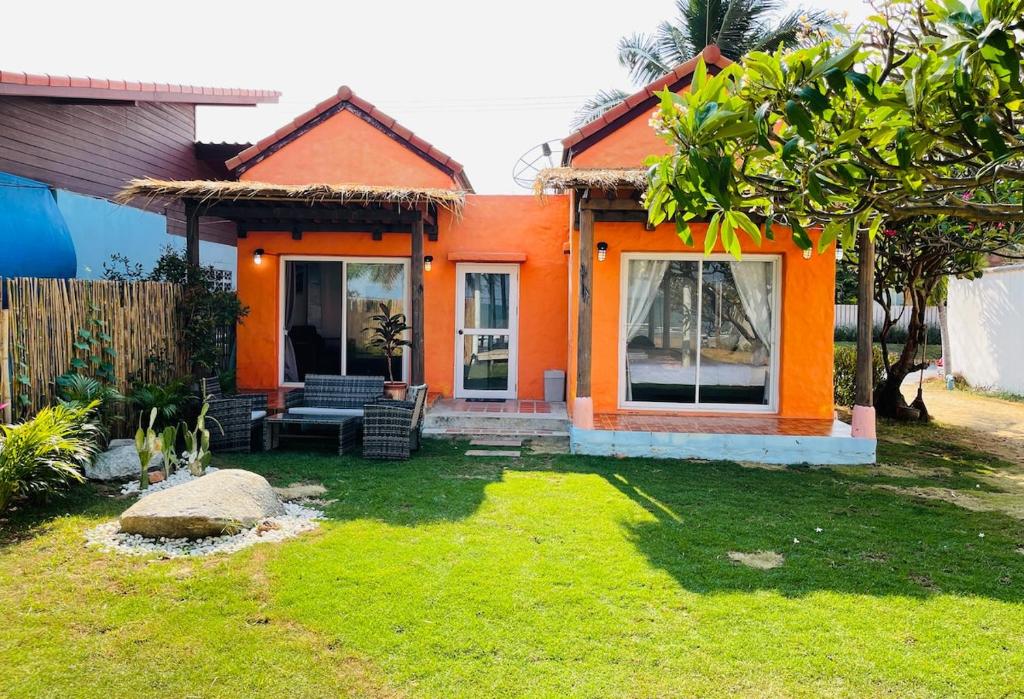 Pran Stories Beach House at Khao Kalok Beach, Pak Nam Pran, perfect for kitesurfing vacations.