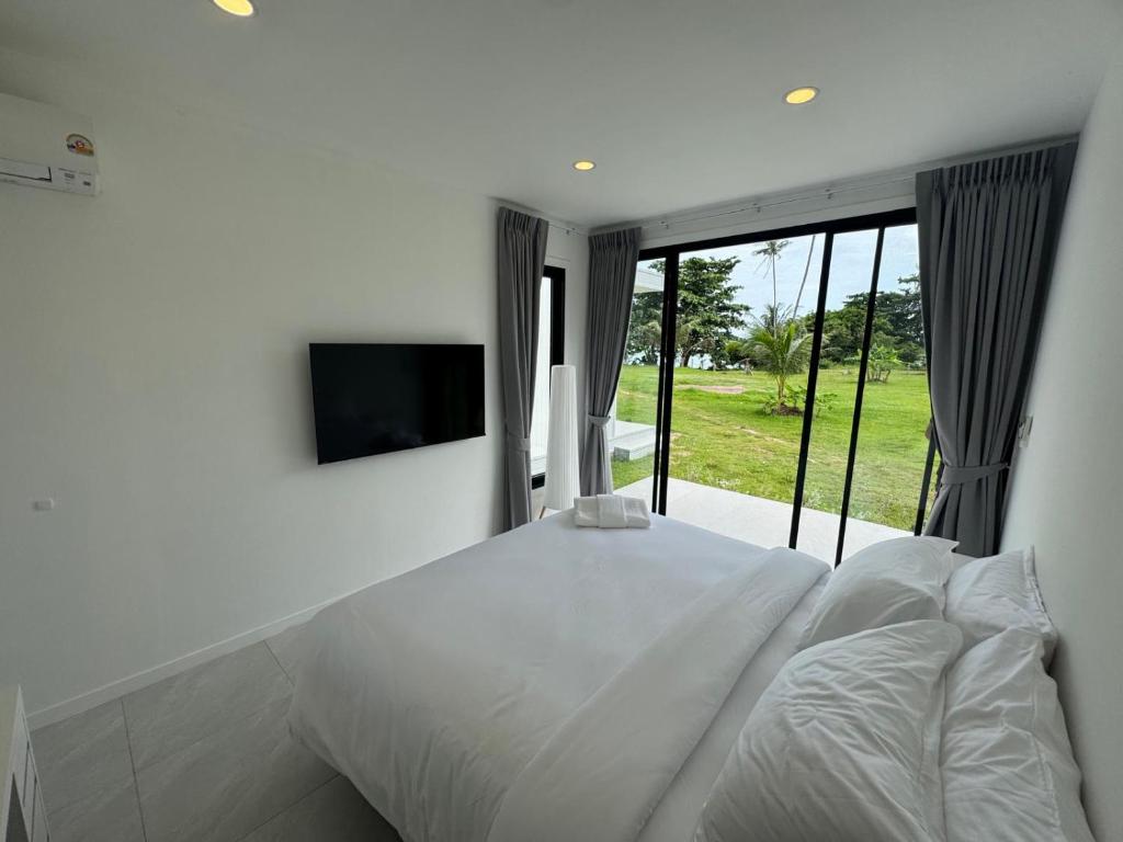 Sunrise Beachfront Rawai near Rawai Beach in Phuket, convenient for kitesurfing.