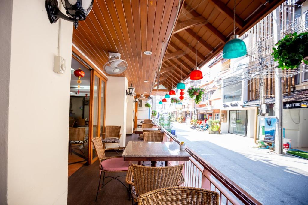 Thipurai Annex Hotel is located on Soi Hua Hin 67 which is a 2-minute walk to Hua Hin Beach, 7-minute to Hua Hin Market Village, and 2625 feet from the center of Hua Hin. There is a kite shop and kite spot right around the corner.