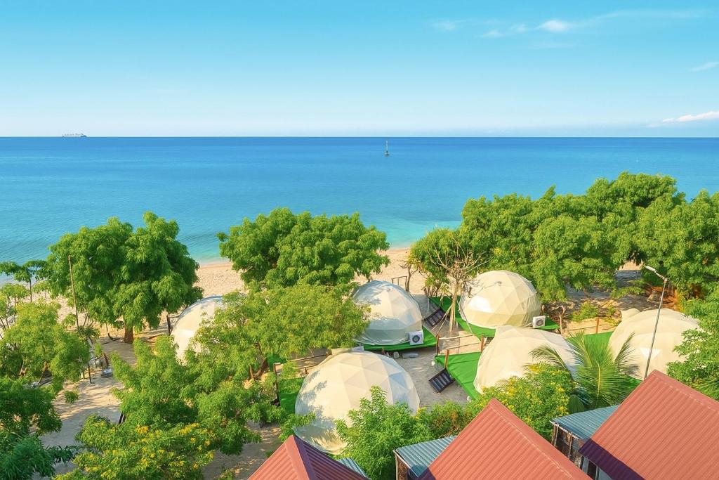 Vietnam Surf Camping is a beachfront glamping tiny-house resort in Phan Rang, Vietnam, with modern rooms and easy access to kitesurfing activities.